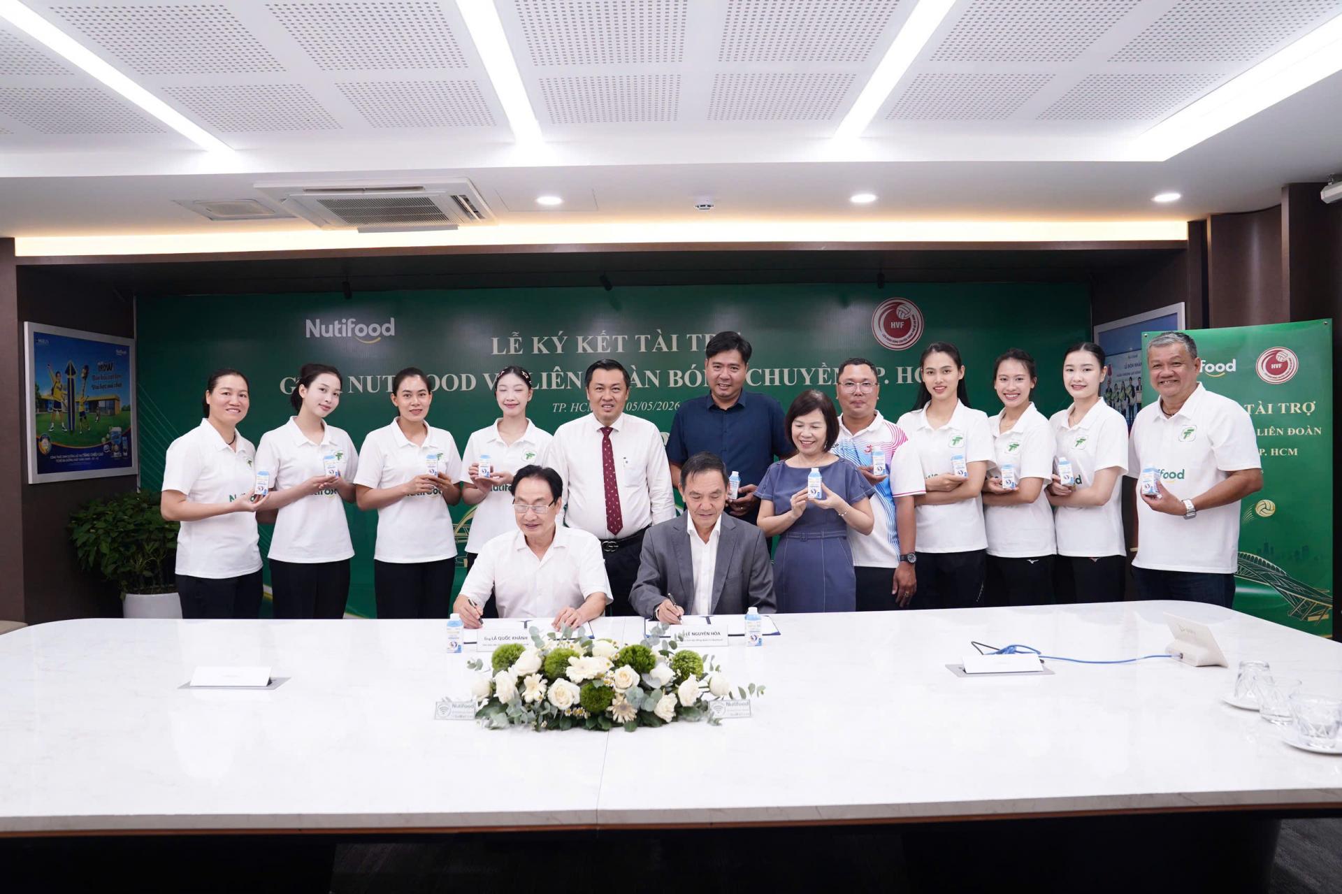 Đại diện Nutifood và Liên đoàn bóng chuyền Thành phố Hồ Chí Minh ký thỏa thuận tài trợ
